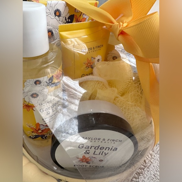 Taylor & finch Australia Gardenia & lily luxury 8 piece set - New& Sealed- - Picture 5 of 10